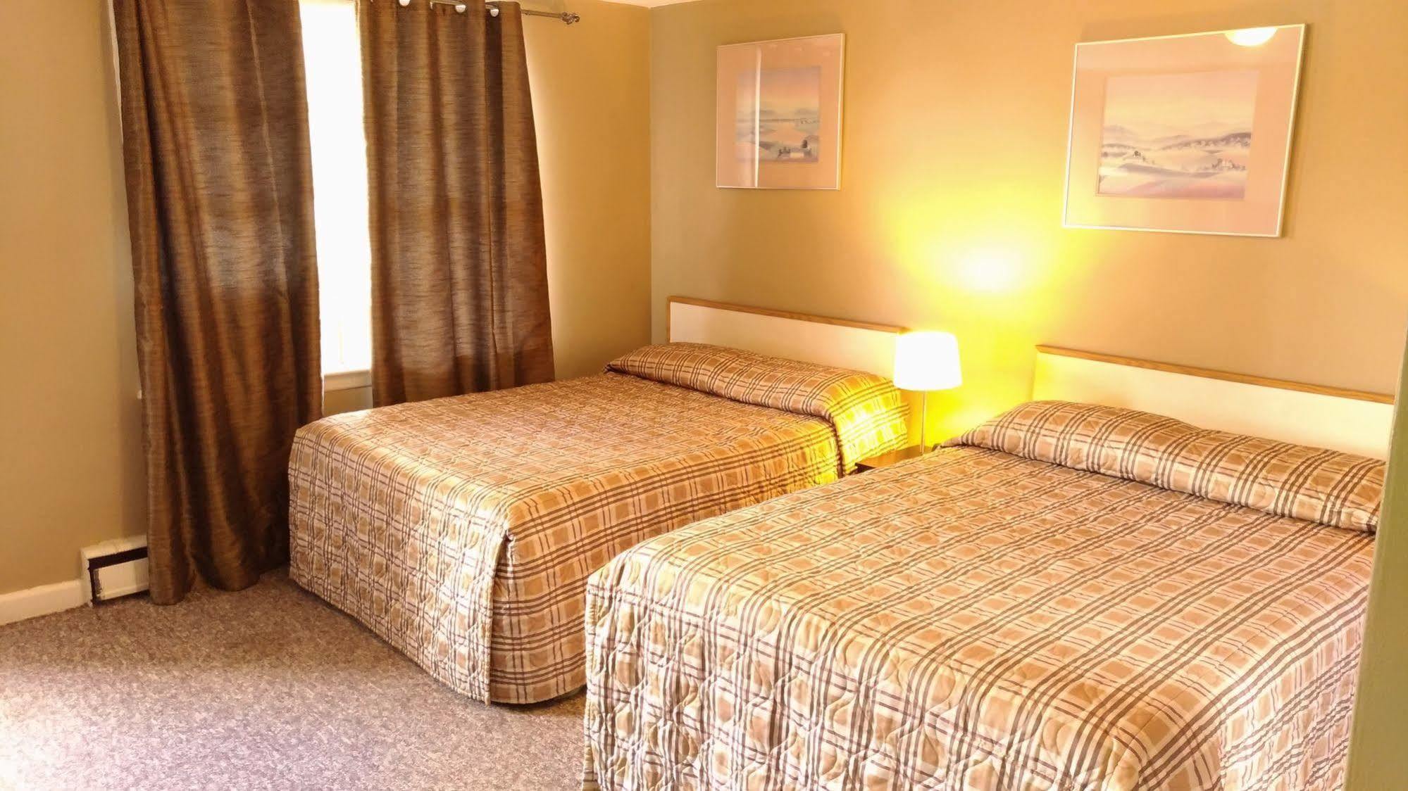 Maple Leaf Motel Delhi Extérieur photo